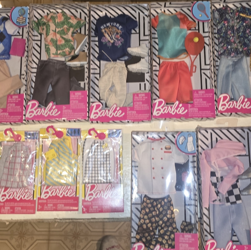 4 Barbie Dolls & All Outfits. Everything Pictured